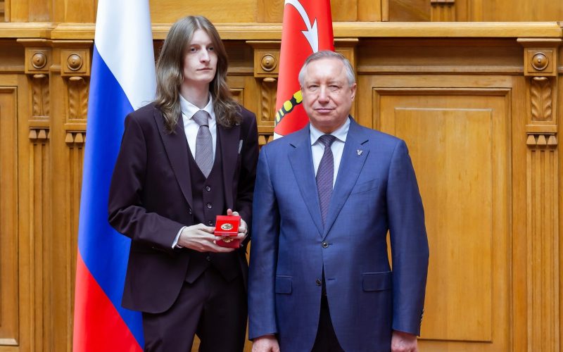 Савва Винников губернатор Санкт-Петербурга Александр Беглов вручение золотой медали